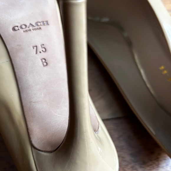 СOACH Women Nude Patent Leather With Silver Bow Heels Pumps Shoes Size 7.5 - Picture 6 of 7